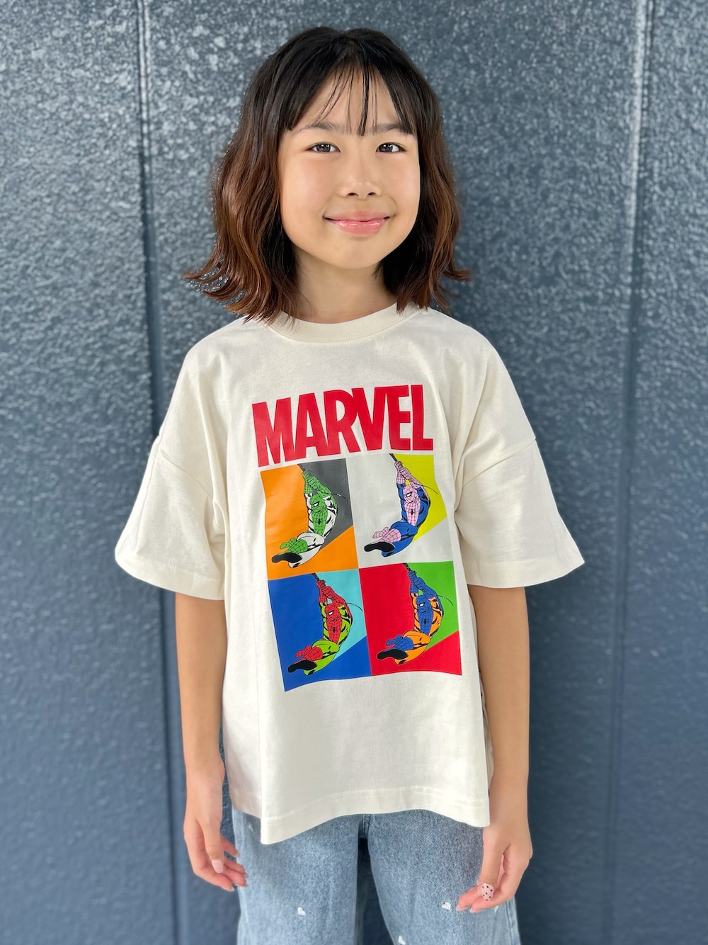 ホワイト系のTシャツ/カットソー、ブルー系のその他パンツ、ブラック系のカーディガン/ボレロを着用したキッズの秋コーディネートの4枚目の写真