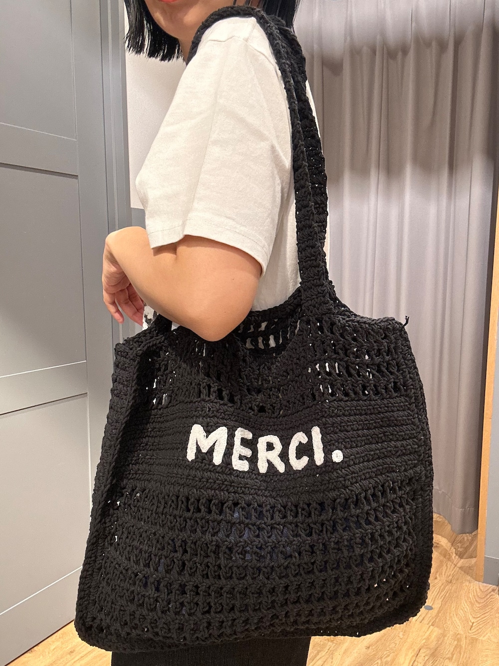 ブラック系のベスト、ホワイト系のTシャツ/カットソー、ブラック系のその他パンツを着用したレディースの夏コーディネートの10枚目の写真