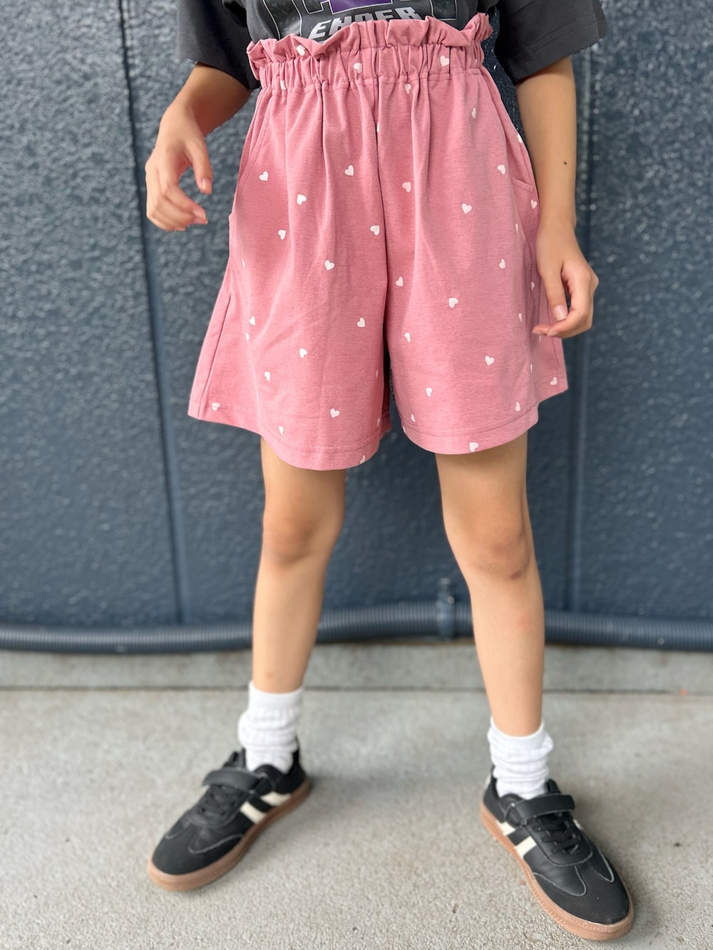 グレー系のTシャツ/カットソー、ピンク系のその他パンツを着用したキッズの夏コーディネートの7枚目の写真