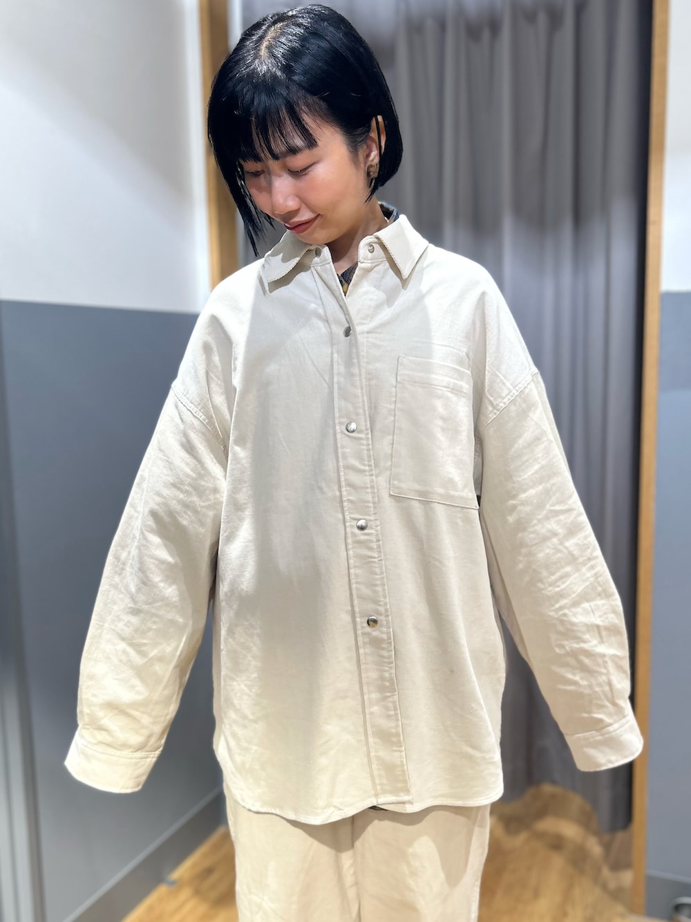 ブルー系のシャツ/ブラウス、ホワイト系のシャツ/ブラウス、ホワイト系のその他パンツを着用したレディースの秋コーディネートの4枚目の写真