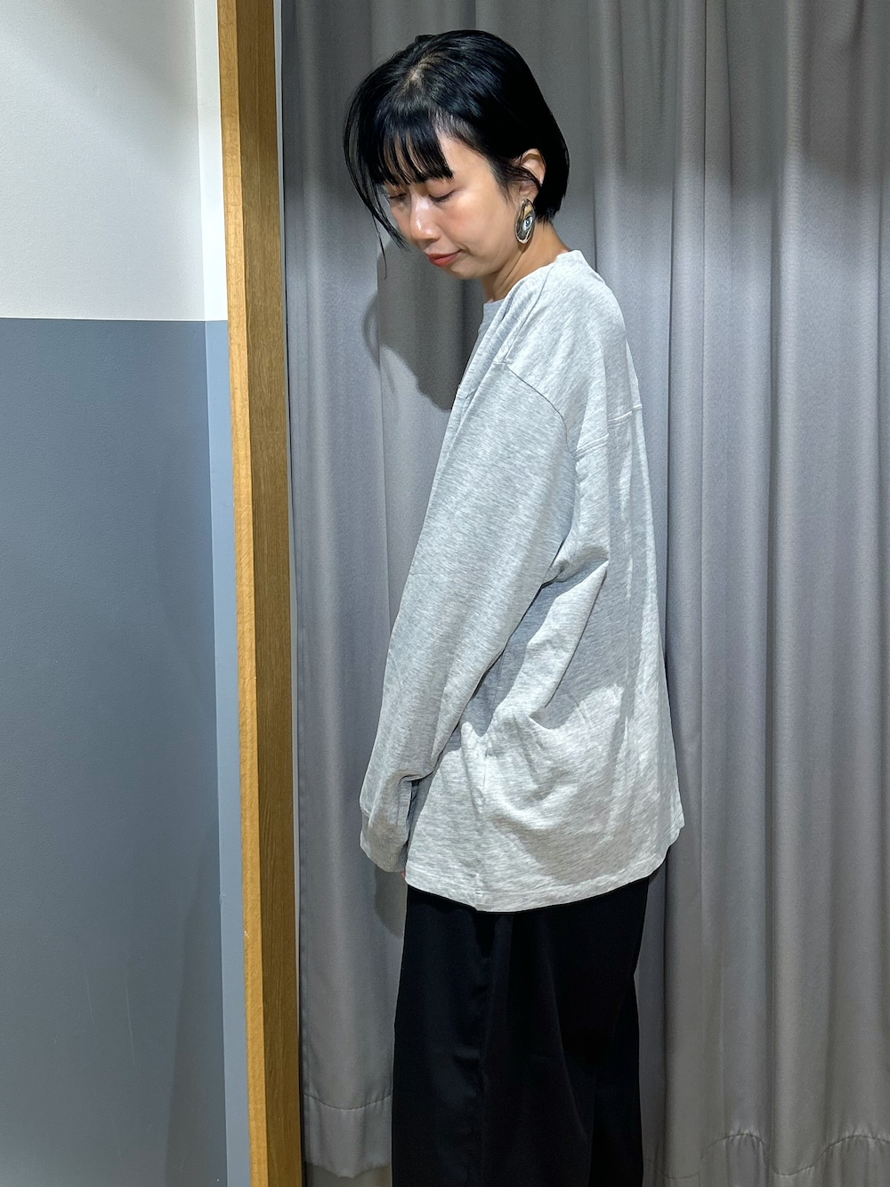 グレー系のTシャツ/カットソー、ブラック系のその他パンツ、ブルー系のシャツ/ブラウスを着用したレディースの秋コーディネートの5枚目の写真