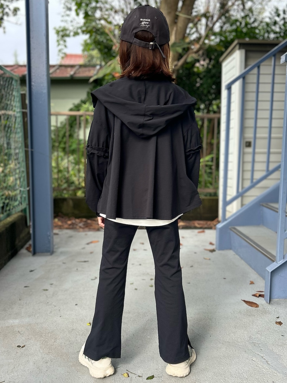 ホワイト系のTシャツ/カットソー、ブラック系のパーカー、ブラック系のその他パンツを着用したキッズの秋コーディネートの3枚目の写真