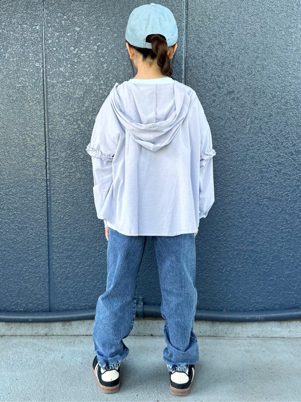 グリーン系のTシャツ/カットソー、パープル系のパーカー、ブルー系のデニムパンツを着用したキッズの春コーディネートの3枚目の写真