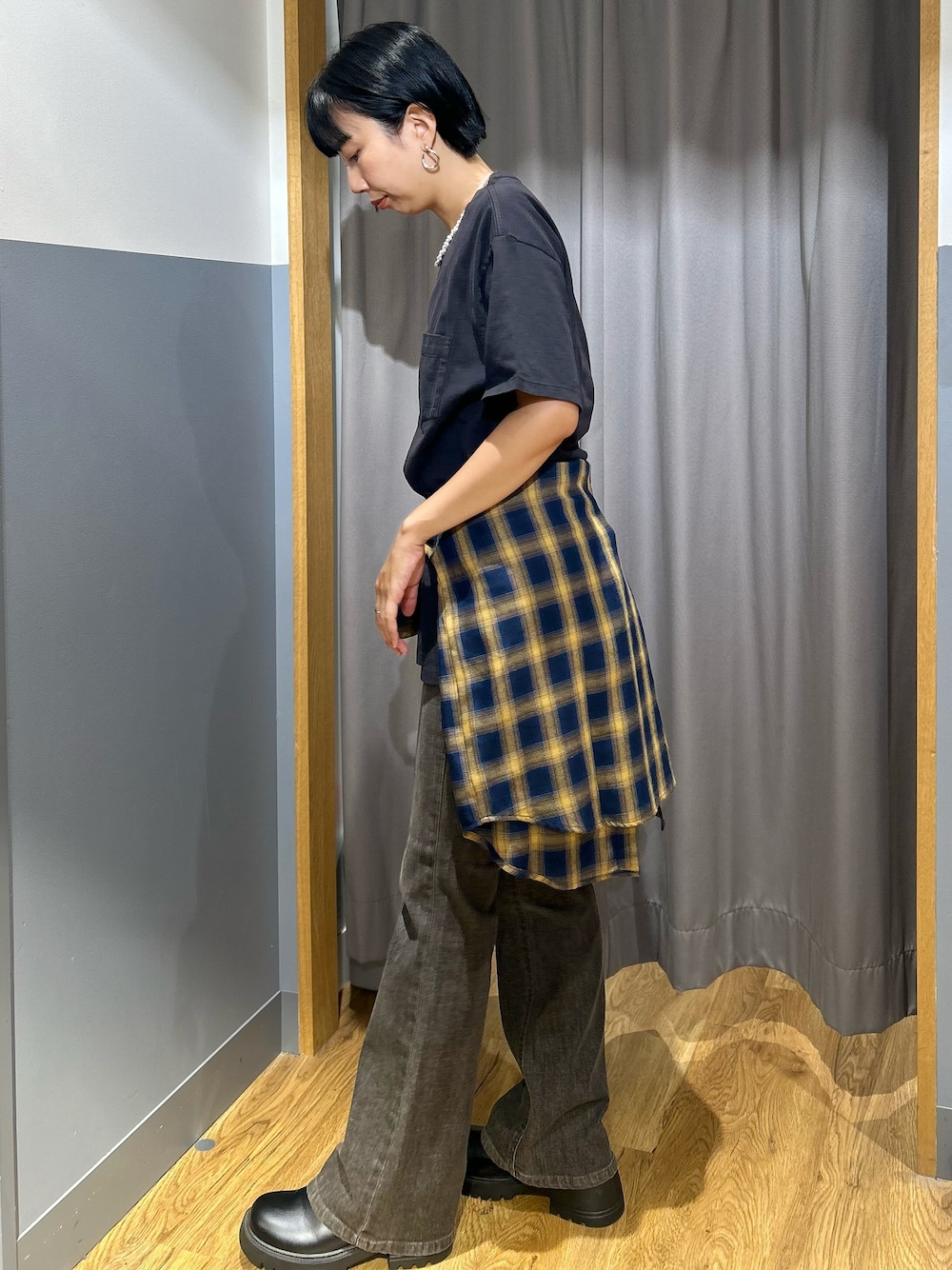 ブラック系のTシャツ/カットソー、ブルー系のシャツ/ブラウス、ブラウン系のその他パンツを着用したレディースの秋コーディネートの2枚目の写真