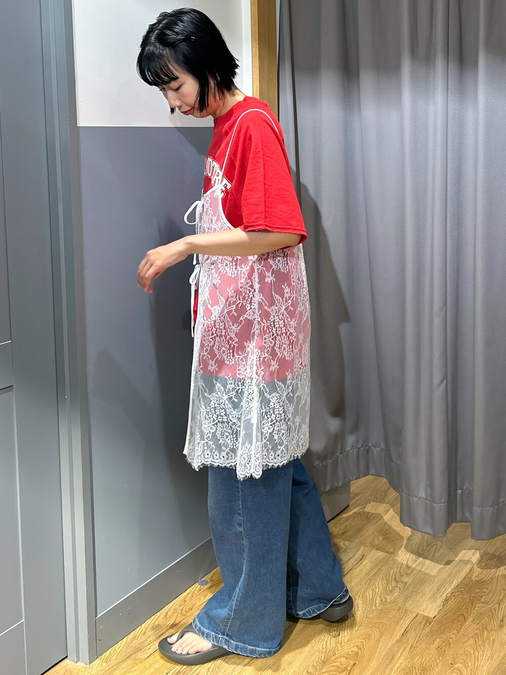 レッド系のTシャツ/カットソー、ホワイト系のTシャツ/カットソー、ブルー系のデニムパンツを着用したレディースの夏コーディネートの3枚目の写真