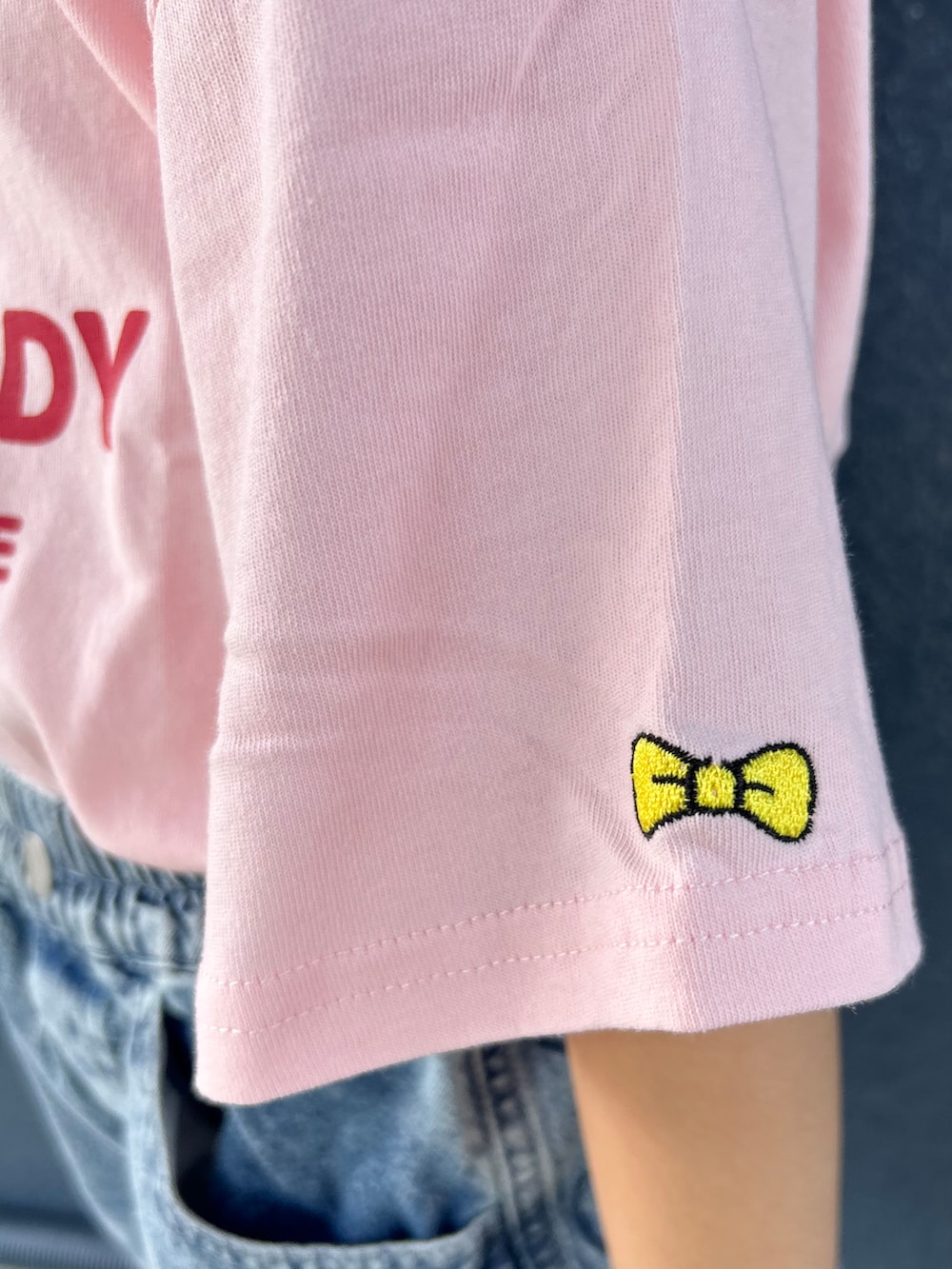 ピンク系のTシャツ/カットソー、ブルー系のその他パンツを着用したキッズの夏コーディネートの8枚目の写真