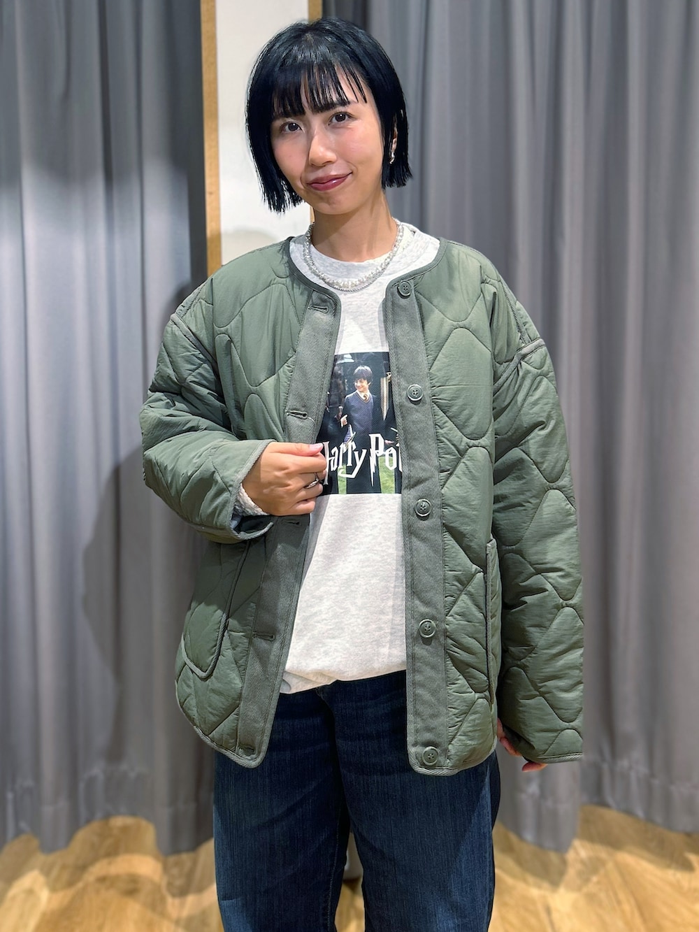 ベージュ系のスウェット、ホワイト系のTシャツ/カットソー、ブルー系のデニムパンツを着用したレディースの秋コーディネートの8枚目の写真
