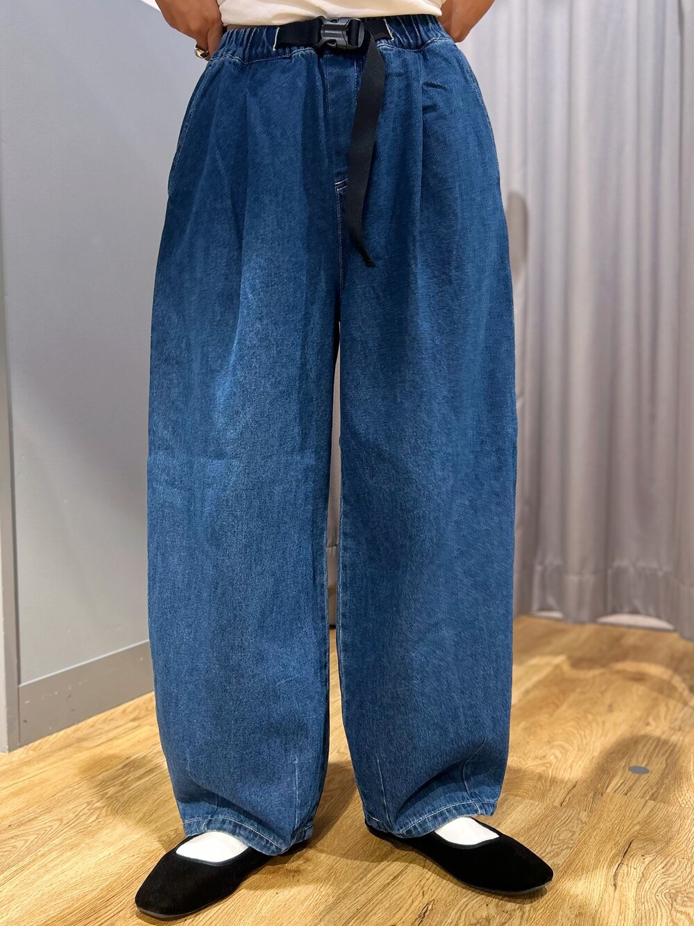 ホワイト系のTシャツ/カットソー、レッド系のベスト、ブルー系のその他パンツを着用したレディースの秋コーディネートの8枚目の写真