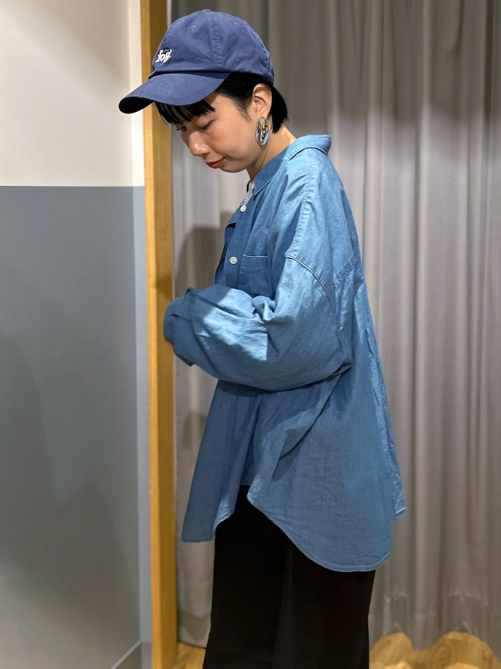 グレー系のTシャツ/カットソー、ブラック系のその他パンツ、ブルー系のシャツ/ブラウスを着用したレディースの秋コーディネートの7枚目の写真