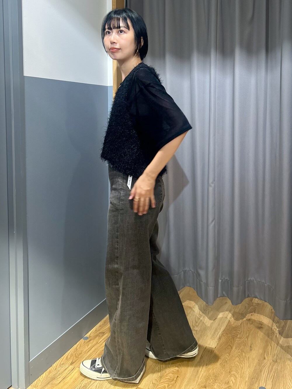 ブラウン系のその他パンツ、ブラック系のベスト、ブラック系のTシャツ/カットソーを着用したレディースの夏コーディネートの2枚目の写真