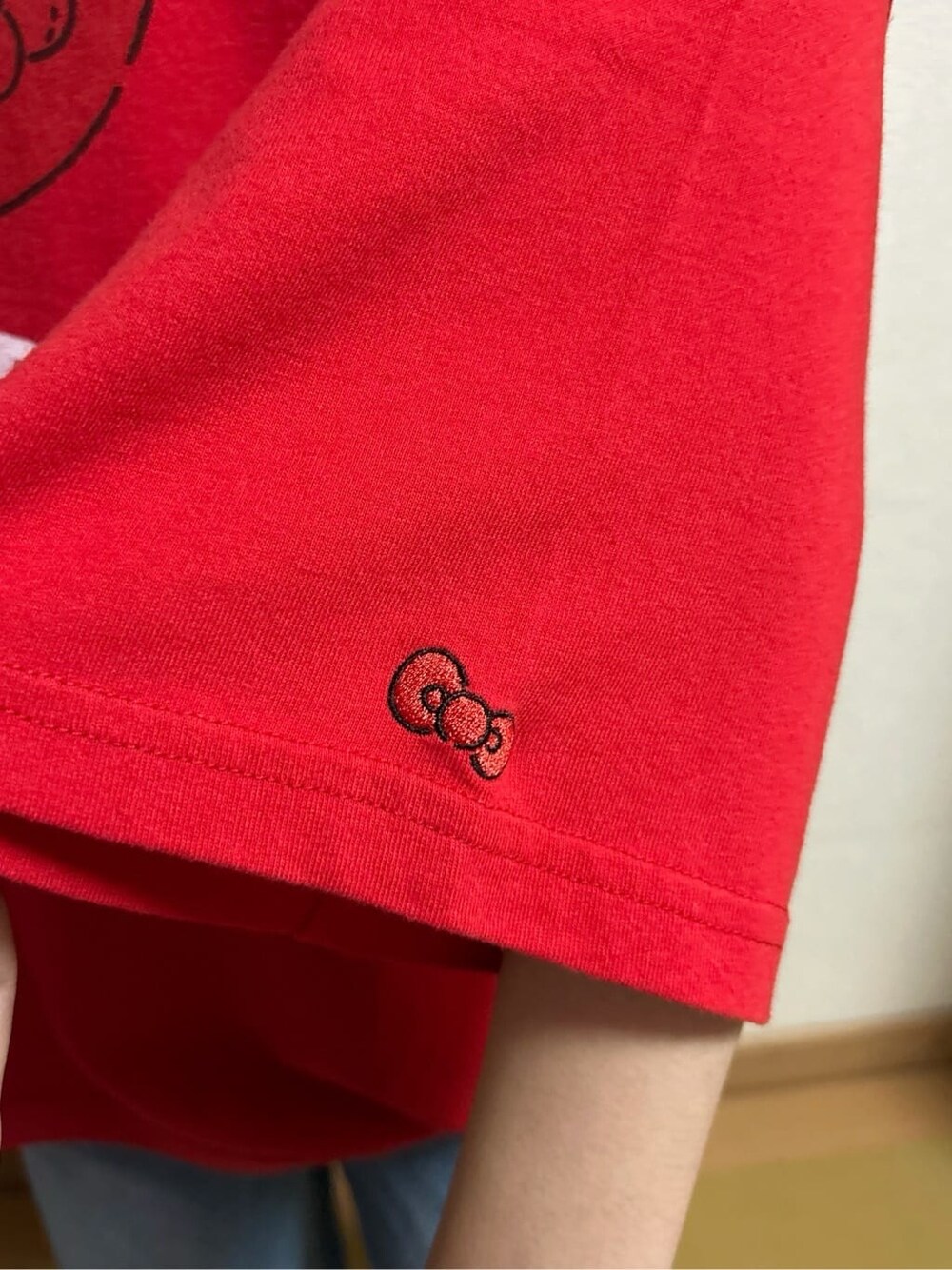 レッド系のTシャツ/カットソー、ブルー系のその他パンツ、ブラック系のボディバッグ/ウエストポーチを着用したキッズの春コーディネートの7枚目の写真