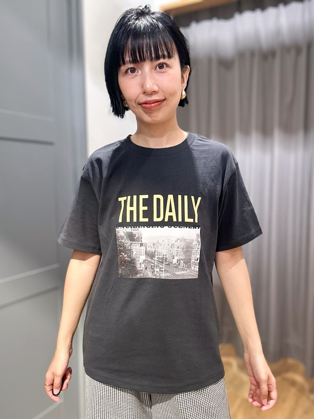 グレー系のTシャツ/カットソー、ホワイト系のセットアップ、イエロー系のショルダーバッグを着用したレディースの夏コーディネートの8枚目の写真