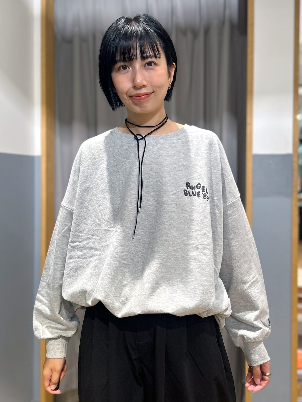 グレー系のニット/セーター、ブラック系のショルダーバッグ、ブラック系のその他パンツを着用したレディースの秋コーディネートの5枚目の写真