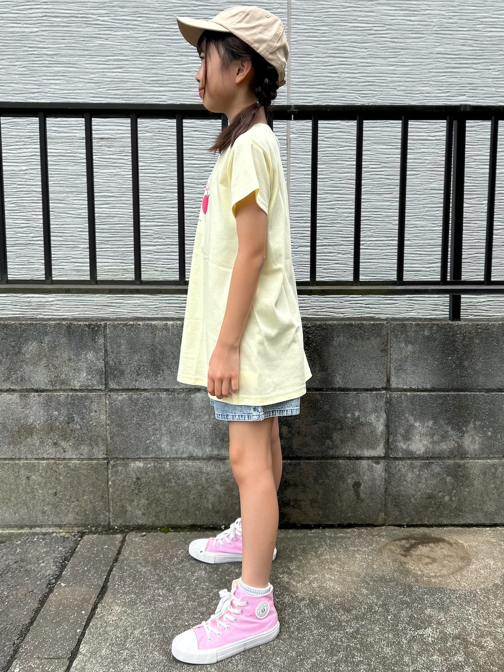 イエロー系のTシャツ/カットソー、ブルー系のその他パンツを着用したキッズの夏コーディネートの2枚目の写真