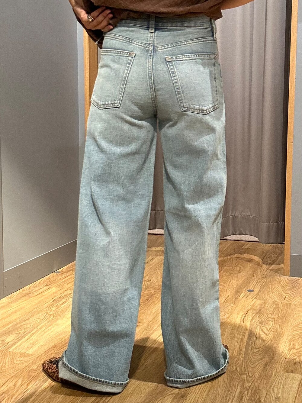 ブルー系のデニムパンツ、ブラック系のキャップを着用したレディースの夏コーディネートの7枚目の写真