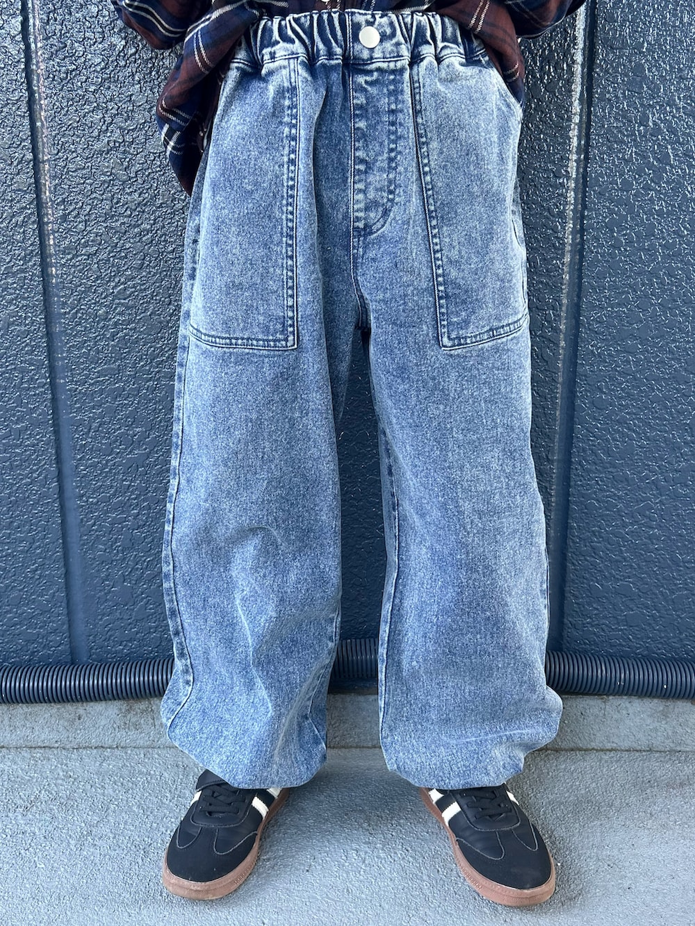 ブラウン系のシャツ/ブラウス、ブルー系のその他パンツ、ホワイト系のTシャツ/カットソーを着用したキッズの秋コーディネートの8枚目の写真