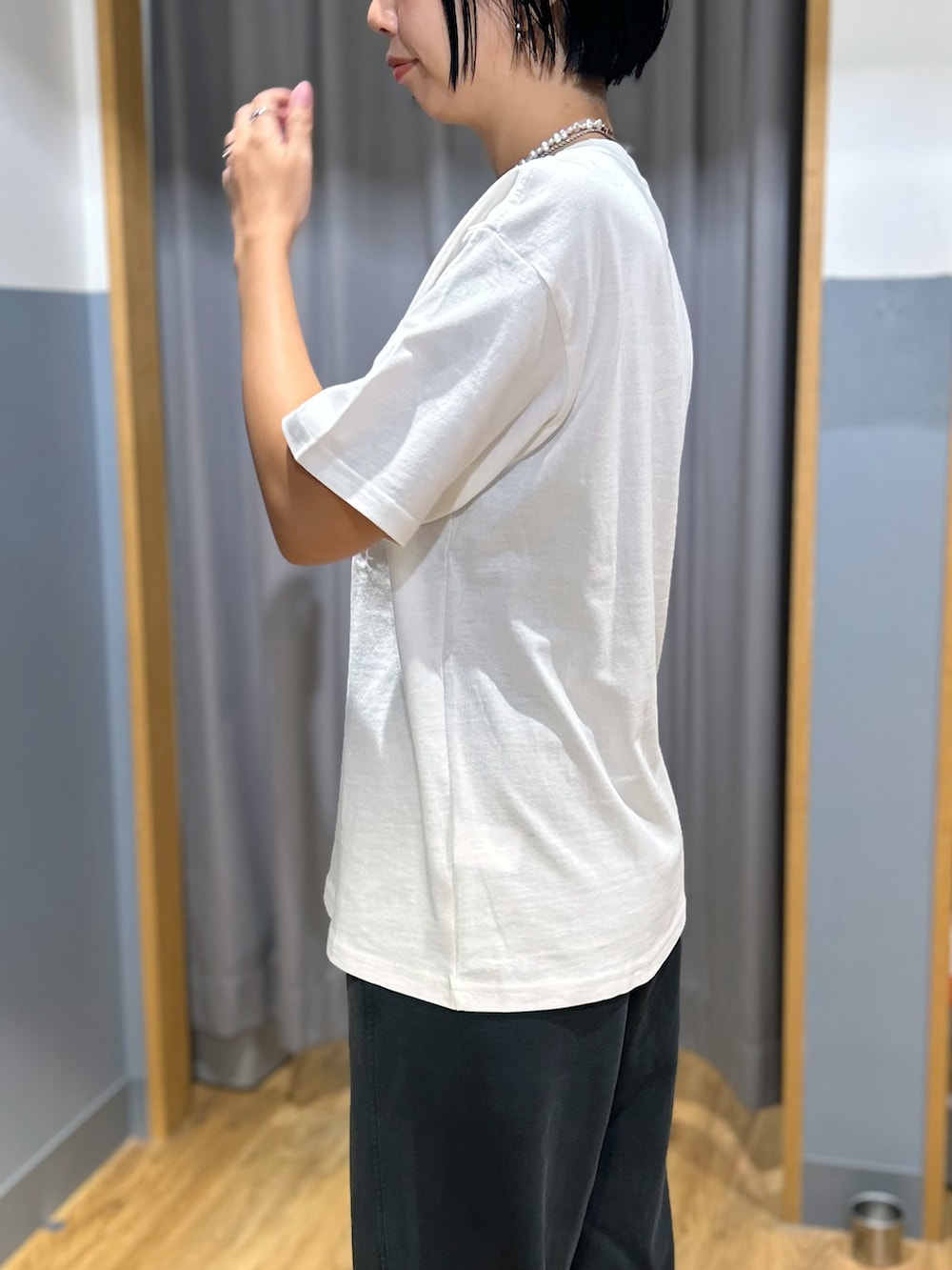 ホワイト系のTシャツ/カットソー、ブラック系のその他パンツ、ブラック系のボディバッグ/ウエストポーチを着用したレディースの秋コーディネートの6枚目の写真
