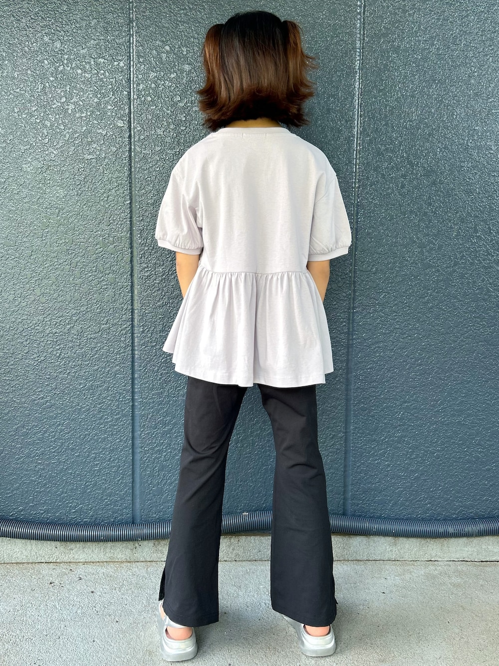 パープル系のTシャツ/カットソー、ブラック系のその他パンツを着用したキッズの夏コーディネートの3枚目の写真