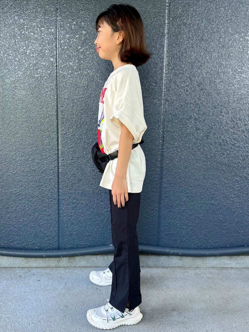 ホワイト系のTシャツ/カットソー、ブラック系のその他パンツ、ブラック系のボディバッグ/ウエストポーチを着用したキッズの夏コーディネートの2枚目の写真