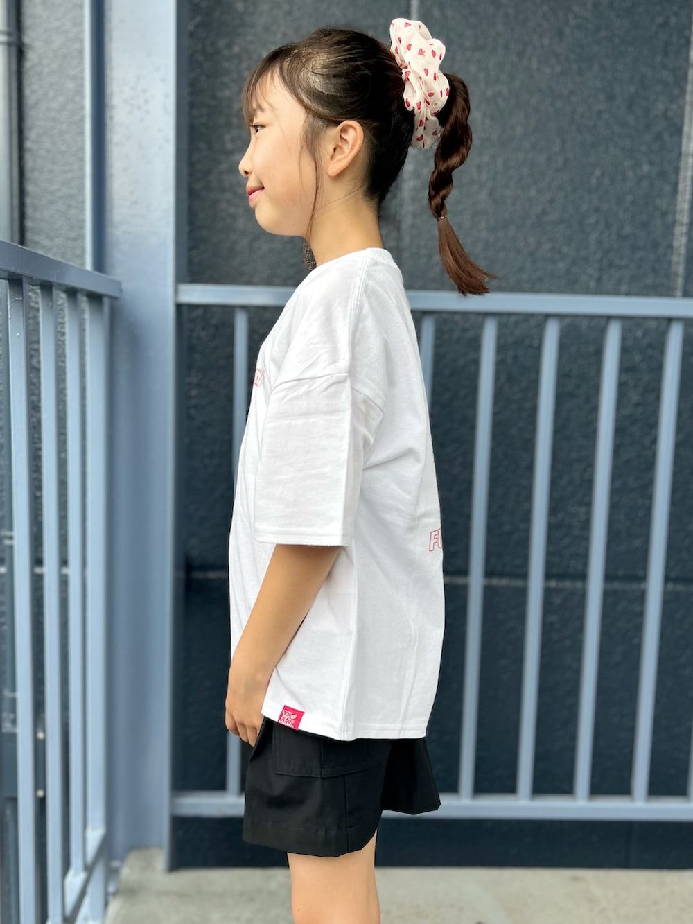 ホワイト系のTシャツ/カットソー、ブラック系のスカートを着用したキッズの夏コーディネートの7枚目の写真