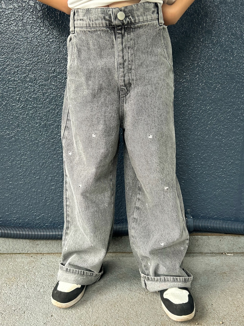 ブラック系のその他パンツ、ホワイト系のTシャツ/カットソー、ブラック系のキャップを着用したキッズの秋コーディネートの5枚目の写真