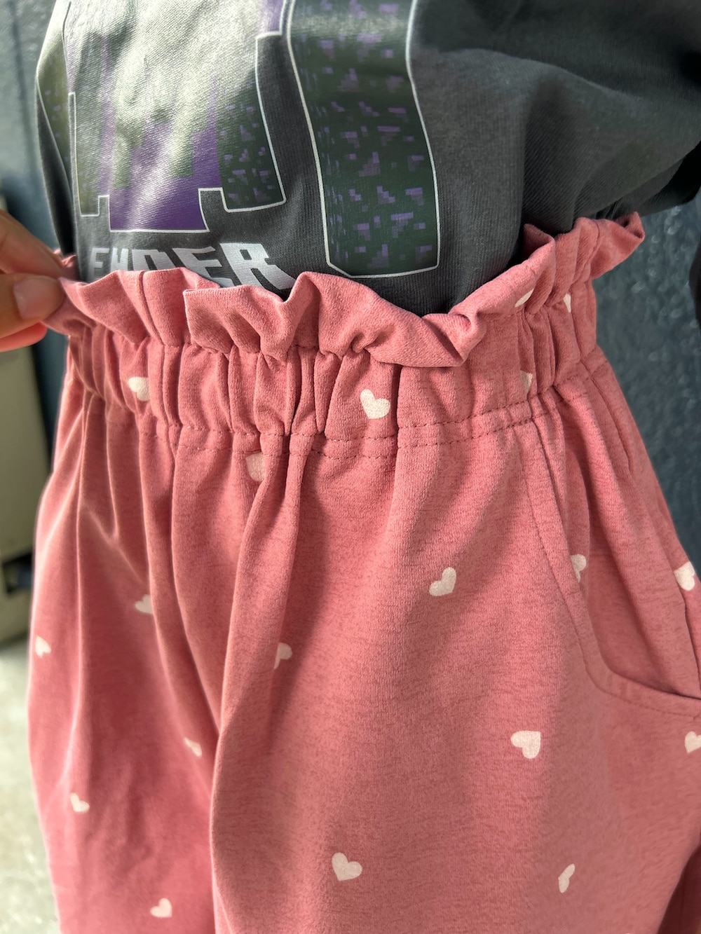グレー系のTシャツ/カットソー、ピンク系のその他パンツを着用したキッズの夏コーディネートの8枚目の写真