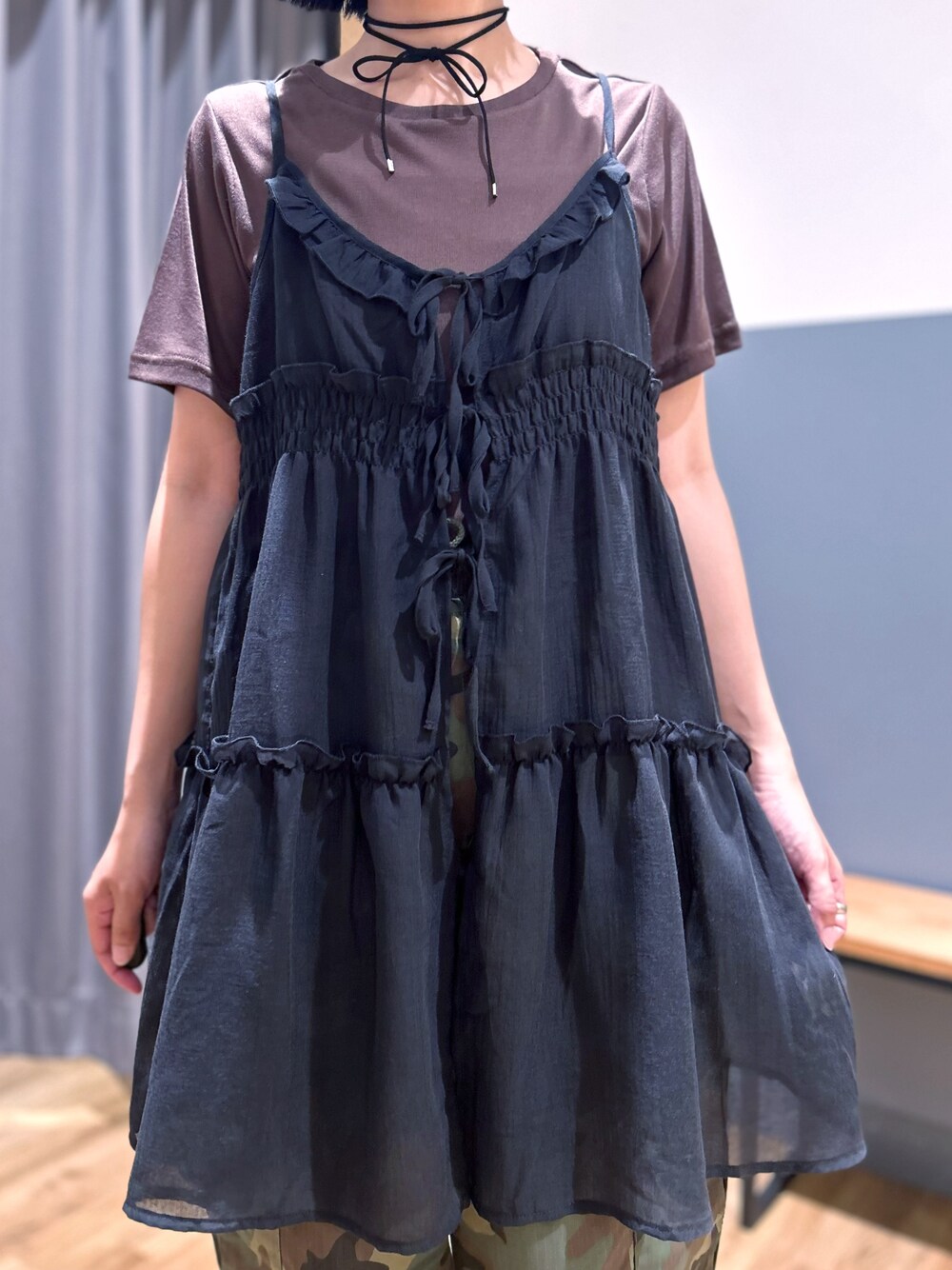 ブラウン系のTシャツ/カットソー、グリーン系のその他パンツ、ブラック系のベストを着用したレディースの夏コーディネートの4枚目の写真