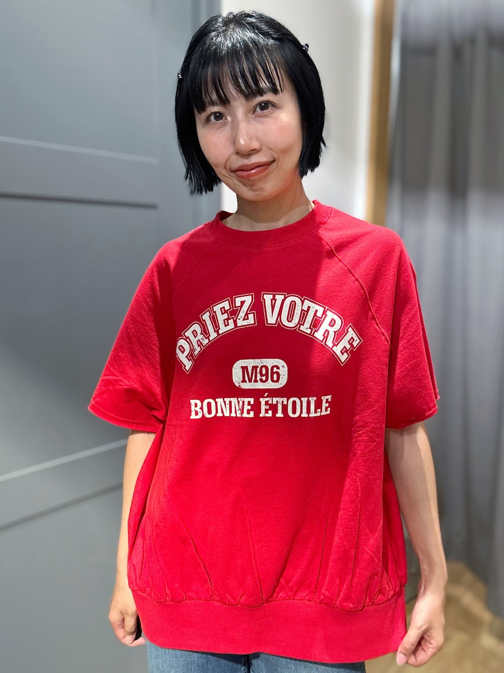 レッド系のTシャツ/カットソー、ホワイト系のTシャツ/カットソー、ブルー系のデニムパンツを着用したレディースの夏コーディネートの5枚目の写真