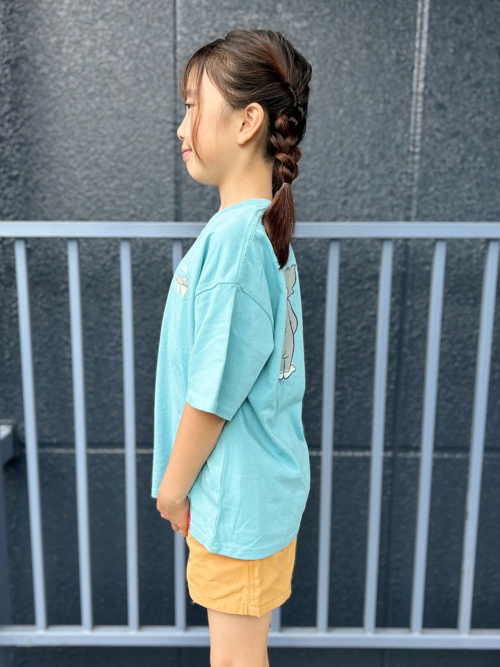ブルー系のTシャツ/カットソー、イエロー系のその他パンツを着用したキッズの夏コーディネートの6枚目の写真