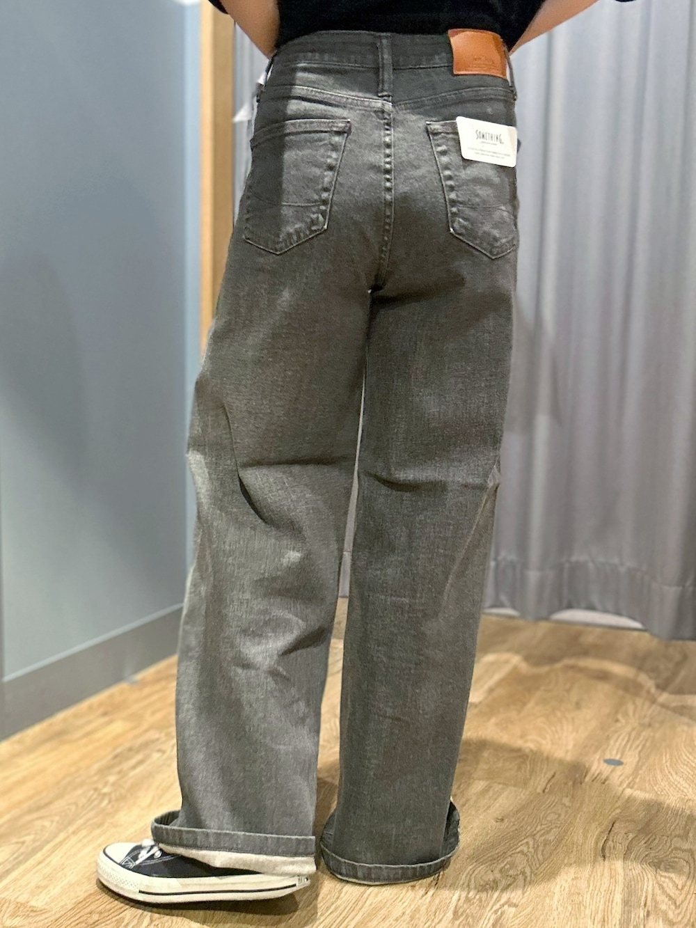 ブラウン系のその他パンツ、ブラック系のベスト、ブラック系のTシャツ/カットソーを着用したレディースの夏コーディネートの7枚目の写真