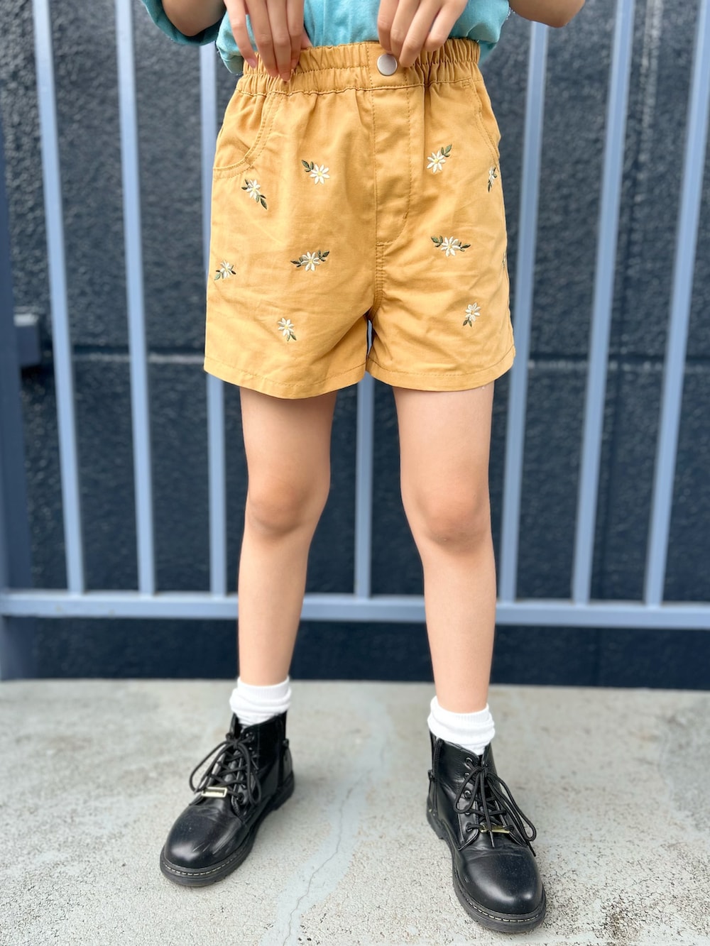 ブルー系のTシャツ/カットソー、イエロー系のその他パンツを着用したキッズの夏コーディネートの10枚目の写真