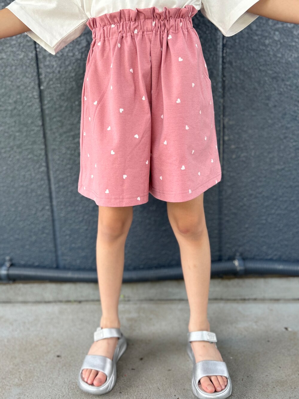ホワイト系のTシャツ/カットソー、ピンク系のその他パンツを着用したキッズの夏コーディネートの6枚目の写真