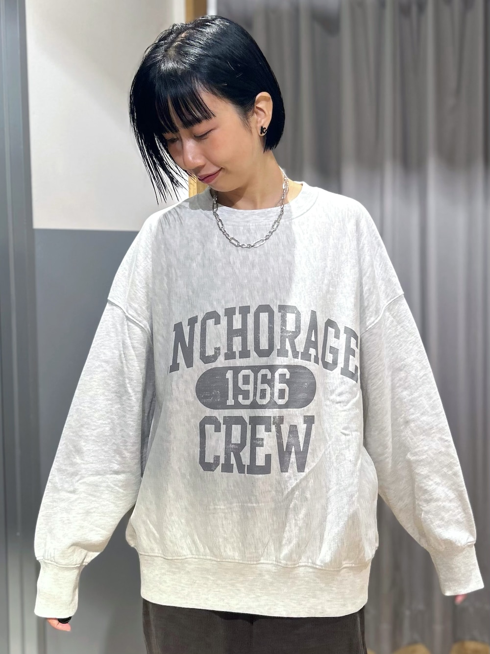 グレー系のスウェット、グレー系のシャツ/ブラウス、グレー系のその他パンツを着用したレディースの秋コーディネートの5枚目の写真