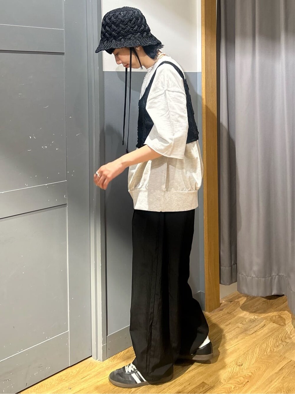 ホワイト系のTシャツ/カットソー、ブラック系のベスト、ブラック系のその他パンツを着用したレディースの春コーディネートの3枚目の写真