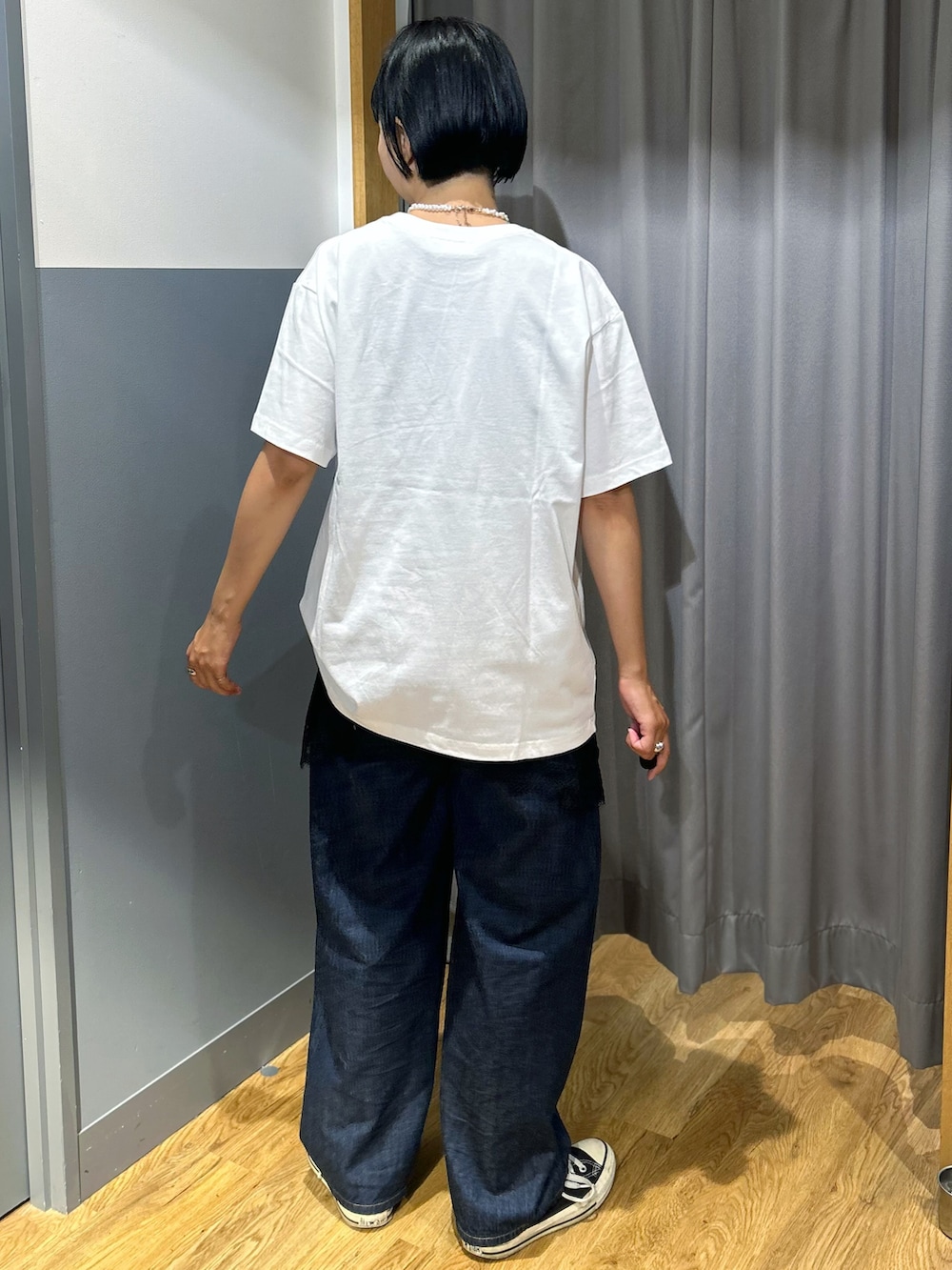 ホワイト系のTシャツ/カットソー、ブラック系のTシャツ/カットソー、ブルー系のデニムパンツを着用したレディースの夏コーディネートの3枚目の写真