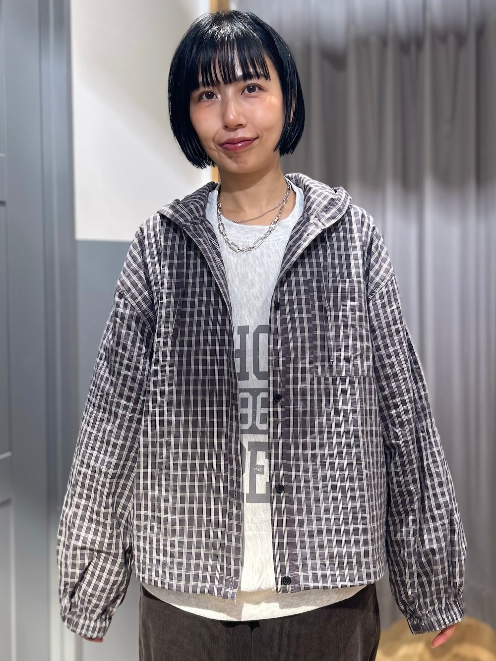 グレー系のスウェット、グレー系のシャツ/ブラウス、グレー系のその他パンツを着用したレディースの秋コーディネートの4枚目の写真