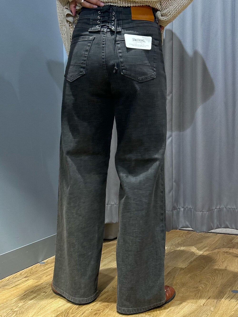 ホワイト系のニット/セーター、ブラウン系のその他パンツ、ブラック系のショルダーバッグを着用したレディースの夏コーディネートの8枚目の写真