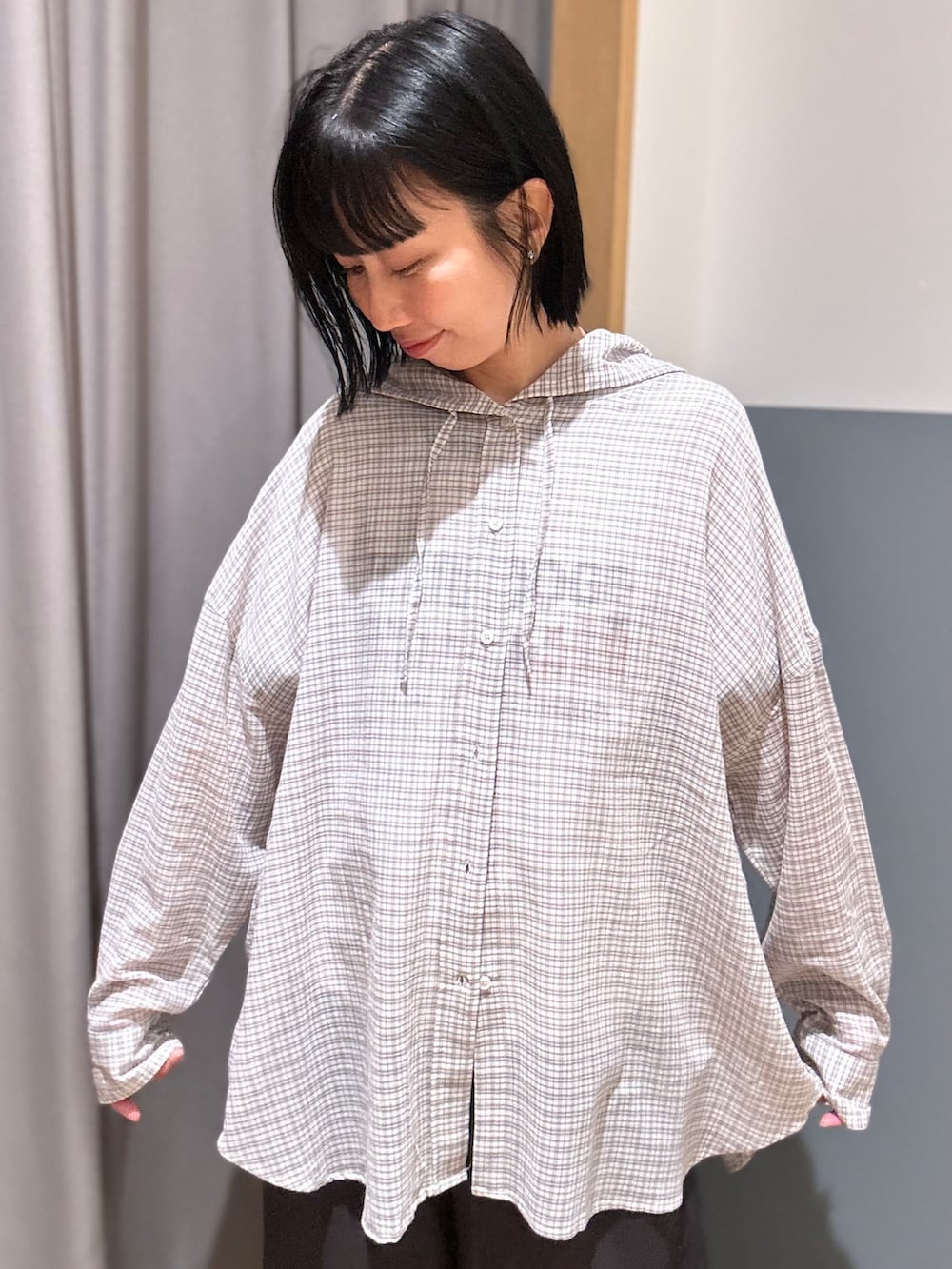 グレー系のTシャツ/カットソー、ブラック系のシャツ/ブラウス、グレー系のその他パンツを着用したレディースの夏コーディネートの5枚目の写真