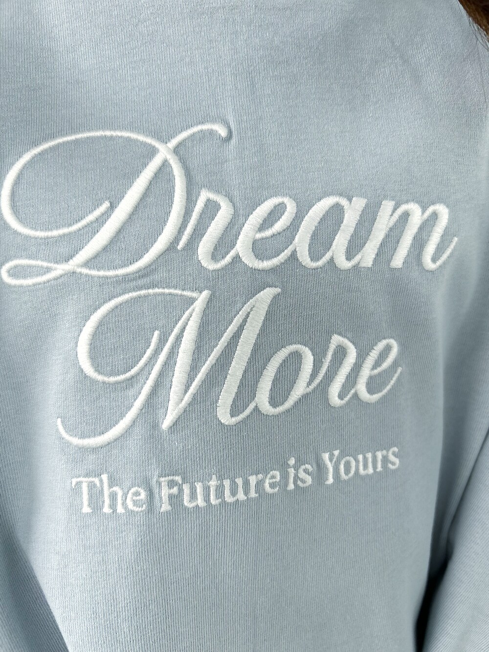 ブルー系のTシャツ/カットソー、ブラック系のデニムパンツ、ブラック系のキャップを着用したレディースの春コーディネートの5枚目の写真