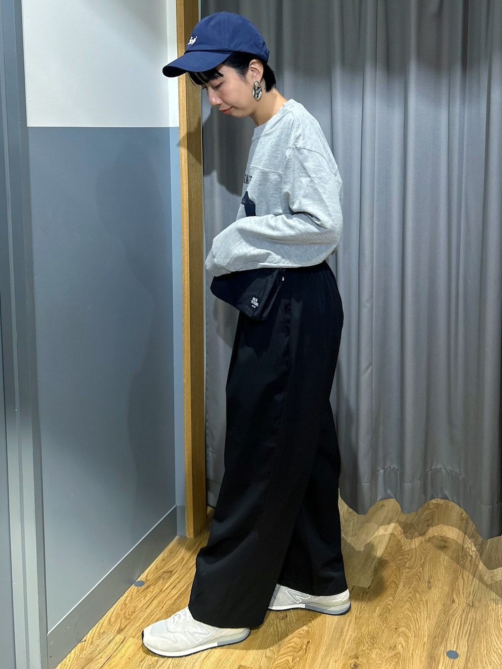 グレー系のTシャツ/カットソー、ブラック系のその他パンツ、ブルー系のシャツ/ブラウスを着用したレディースの秋コーディネートの2枚目の写真