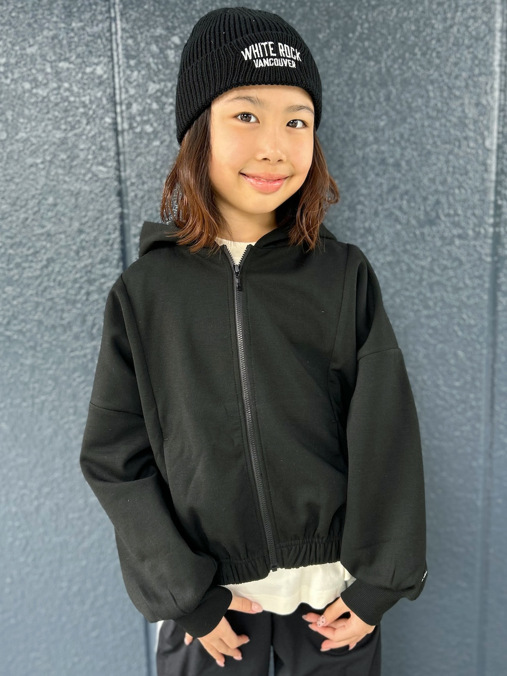 ホワイト系のTシャツ/カットソー、ブラック系のその他パンツ、ブラック系のカーディガン/ボレロを着用したキッズの秋コーディネートの4枚目の写真