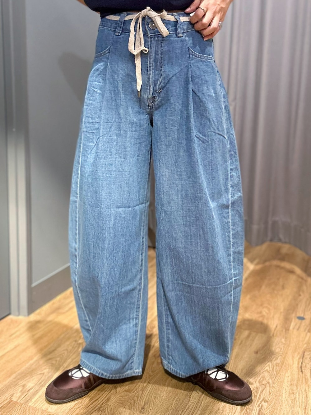ブルー系のTシャツ/カットソー、ブルー系のデニムパンツ、ホワイト系のTシャツ/カットソーを着用したレディースの夏コーディネートの8枚目の写真