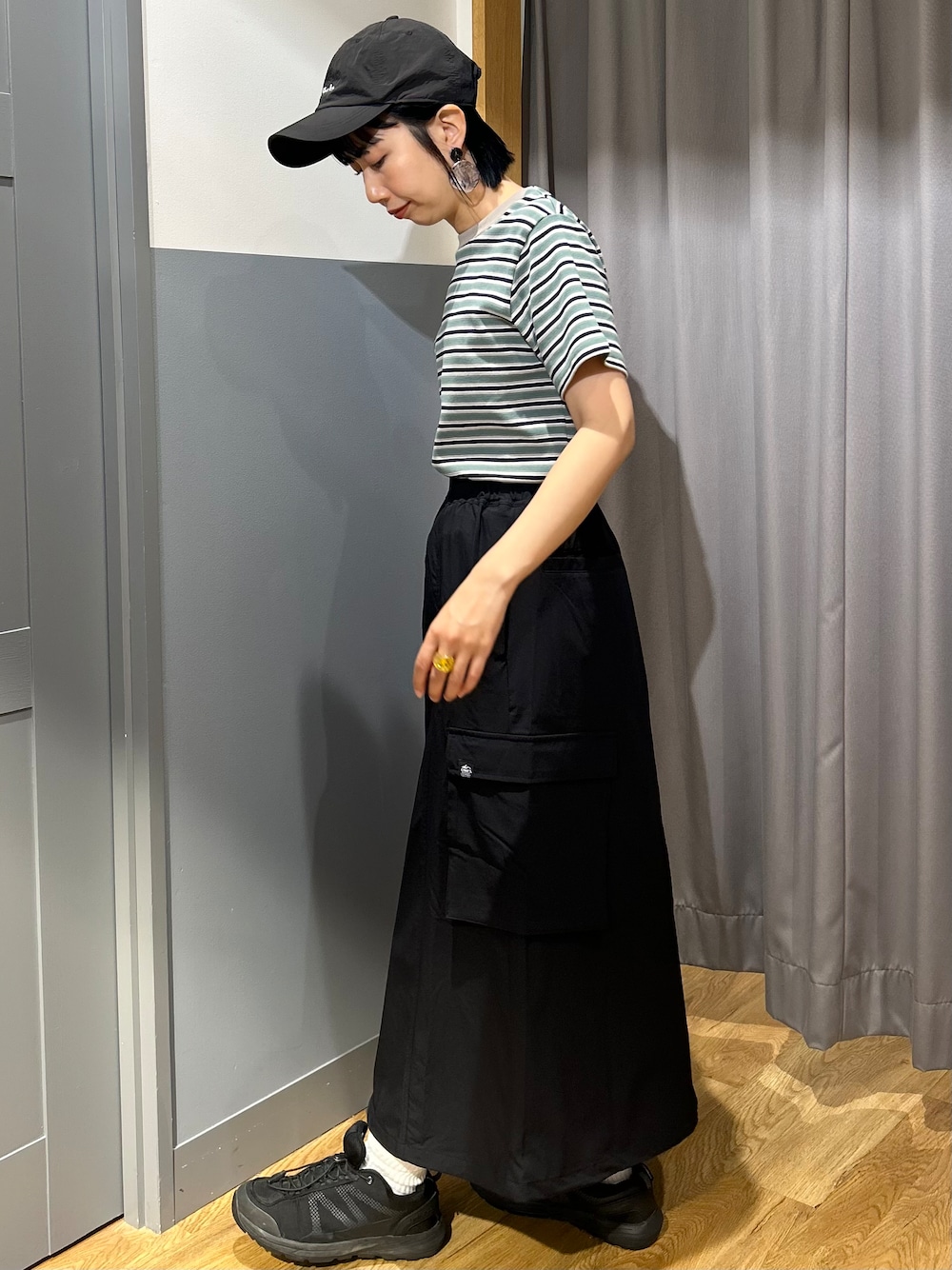 ブラック系のTシャツ/カットソー、ブラック系のスカート、ブラック系のボディバッグ/ウエストポーチを着用したレディースの夏コーディネートの2枚目の写真