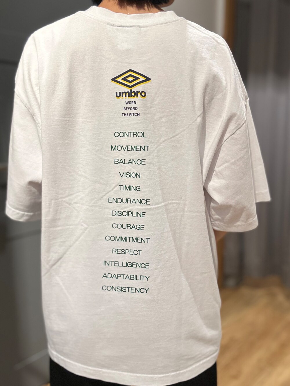 ブラック系のその他パンツ、グレー系のテーラードジャケット、イエロー系のショルダーバッグを着用したレディースの夏コーディネートの6枚目の写真