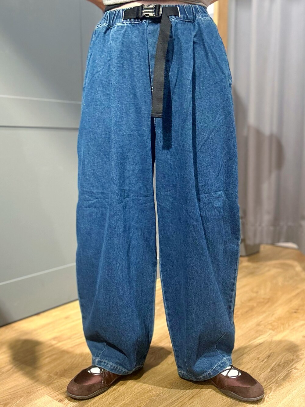 グレー系のその他トップス、グレー系のバックパック/リュック、ブルー系のその他パンツを着用したレディースの夏コーディネートの7枚目の写真