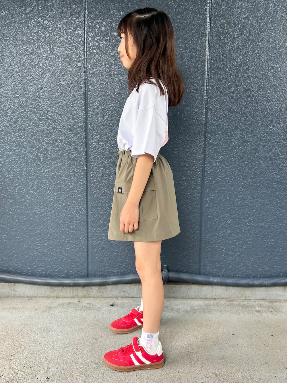 パープル系のTシャツ/カットソー、ブラウン系のスカートを着用したキッズの夏コーディネートの2枚目の写真