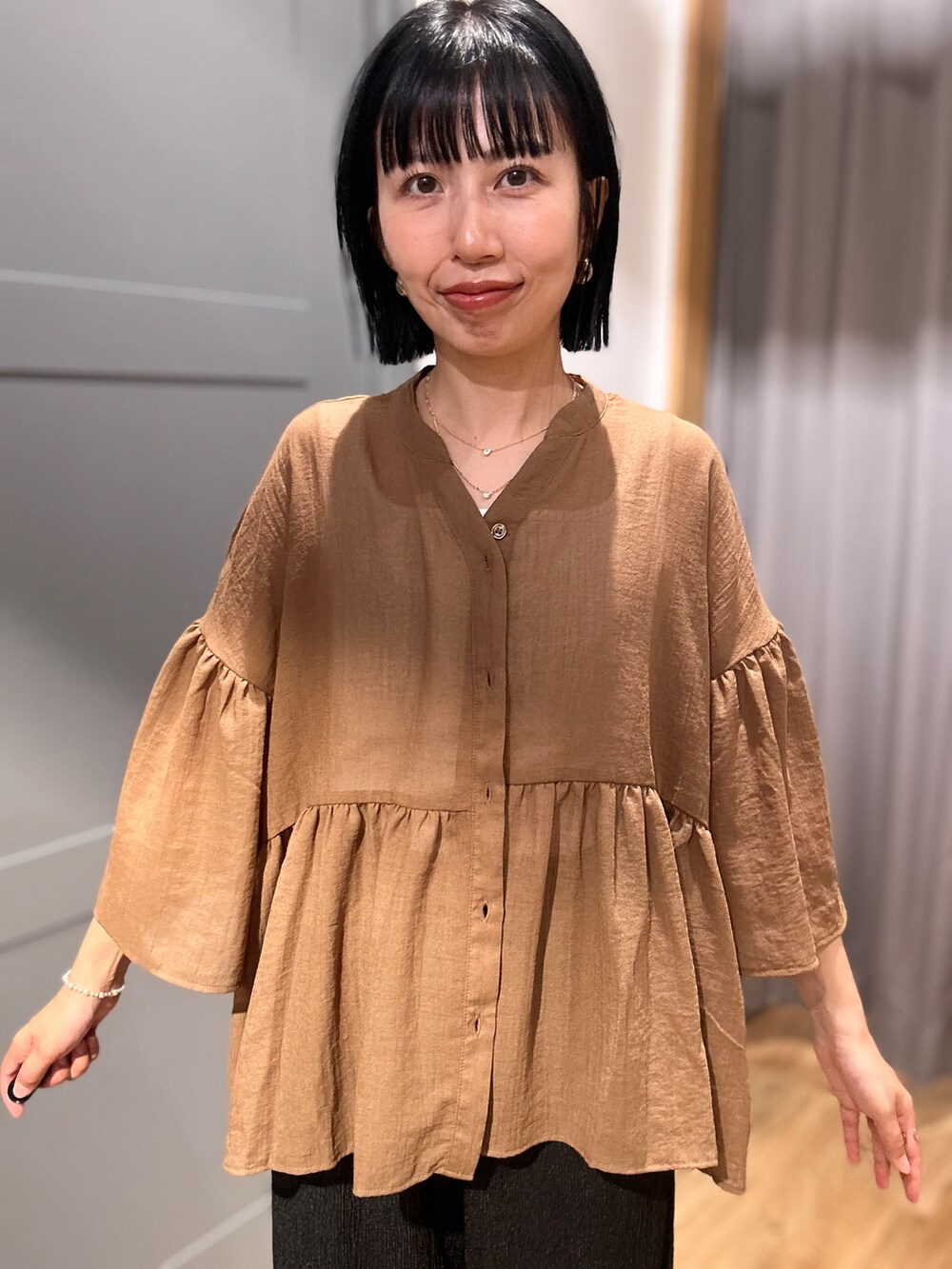 ブラウン系のシャツ/ブラウス、ホワイト系のタンクトップ、ブラック系のその他パンツを着用したレディースの夏コーディネートの4枚目の写真