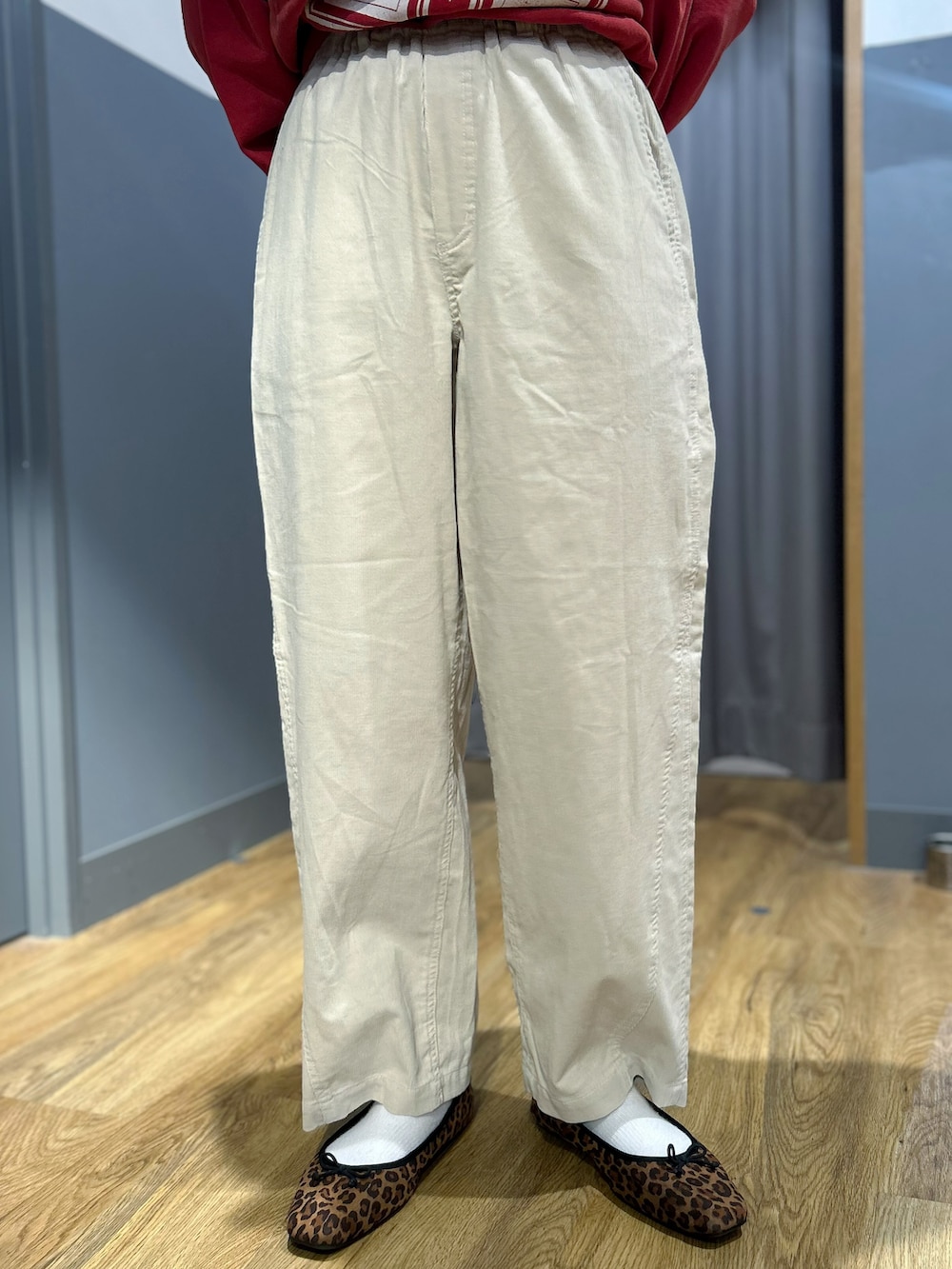 レッド系のスウェット、ホワイト系のその他パンツ、ブラウン系のバックパック/リュックを着用したレディースの秋コーディネートの5枚目の写真