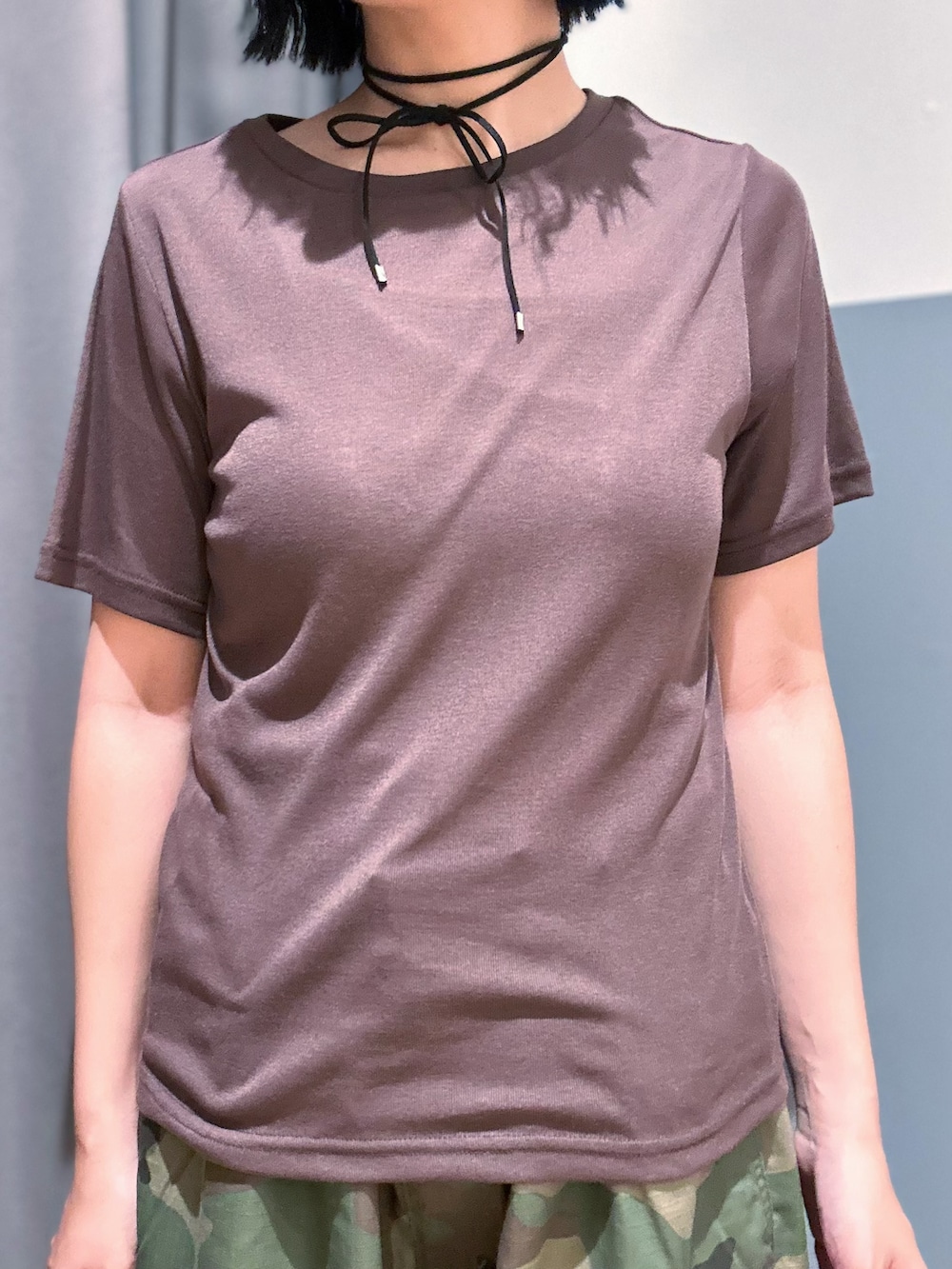 ブラウン系のTシャツ/カットソー、グリーン系のその他パンツ、ブラック系のベストを着用したレディースの夏コーディネートの5枚目の写真
