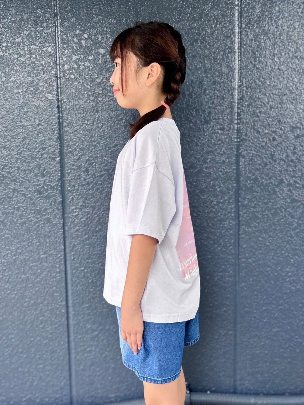 パープル系のTシャツ/カットソー、ブルー系のその他パンツを着用したキッズの夏コーディネートの7枚目の写真